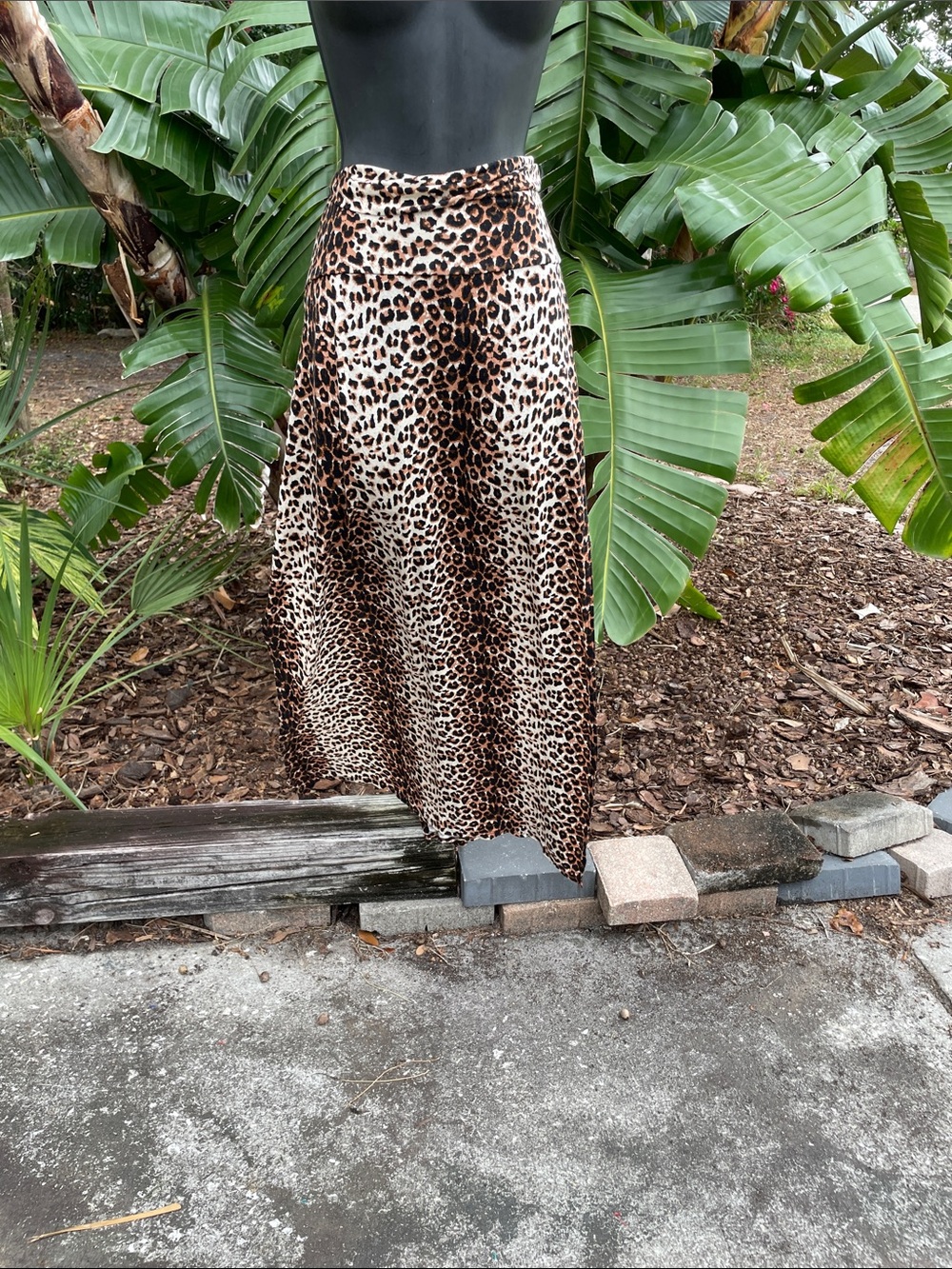Hot gal drop waste, high slit, leopard print knit maxi skirt